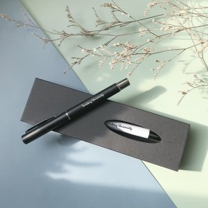 【團購商品，100件起做 】淡江校名草寫輕巧原子筆_迷霧黑(手工盒需另加購)